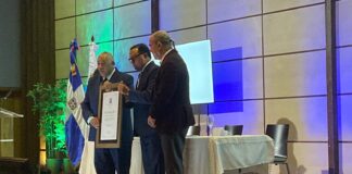 Cesar Sánchez Beras recibe Premio Biblioteca Nacional Literatura Infantil.