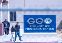 Una jueza exige que haya agua limpia y comida y cuidado médico adecuados en uno de los mayores centros del ICE