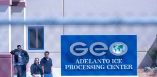 Una jueza exige que haya agua limpia y comida y cuidado médico adecuados en uno de los mayores centros del ICE