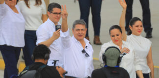 Juan Orlando Hernández regresa a Honduras, antes de seguir batallas legales