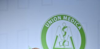 *El doctor Plutarco Arias recibe el Premio Ébano Verde, máximo galardón de la Clínica Unión Médica del Norte* – El Diario Universal