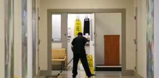 Un dólar al día por limpiar el centro de detención: la “explotación laboral” de los migrantes en las cárceles del ICE