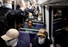 Quiénes son los supremacistas blancos enmascarados que desfilaron el 4 de julio por Washington