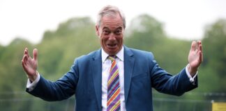 Los regalos de un criptomillonario condenado for fraude ponen contra las cuerdas al ultra Farage