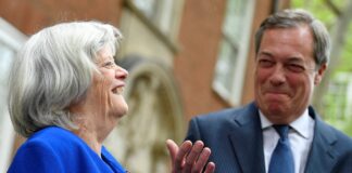 La policía britanica investiga el asesinato en su casa de una popular política conservadora que saltó a las filas de Farage