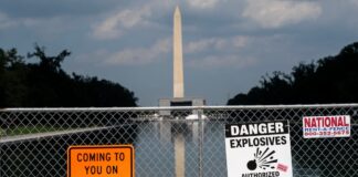 Trump encuentra un responsable por el fiasco de la piscina reflectante: imputado el expiragüista olímpico que metió las manos en el estanque