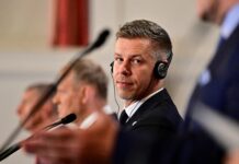 Fundido a negro y disculpas a los espectadores por mentir: el Gobierno de Hungría corta la emisión de la televisión de Orbán