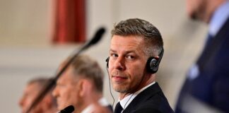 Fundido a negro y disculpas a los espectadores por mentir: el Gobierno de Hungría corta la emisión de la televisión de Orbán
