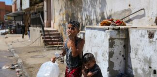 La ola de calor en una miserable tienda de campaña en Gaza: “Sueño con un vaso de agua fría”