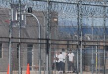 Cómo los migrantes luchan solos para salir de los centros del ICE con un recurso legal que Trump busca eliminar | Inmigración en Estados Unidos