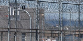 Cómo los migrantes luchan solos para salir de los centros del ICE con un recurso legal que Trump busca eliminar | Inmigración en Estados Unidos