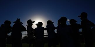 Entre el calor extremo y el ICE: los peligros del regreso a clases para los niños latinos de Arizona
