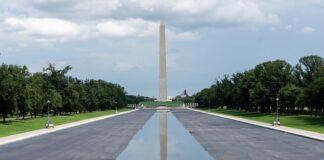 El caso de la piscina reflectante de Washington se le atraganta a Trump