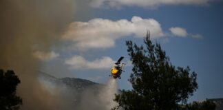 Dos pilotos mueren al chocar dos helicópteros que participaban en la extinción de un incendio en Grecia