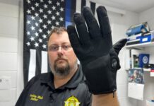 Responsable de asuntos fronterizos de la Casa Blanca defiende plan del ICE para equipar a agentes con guantes de descargas eléctricas