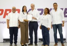 Abinader entrega RD$85 MM a 400 microempresarios en SJM
