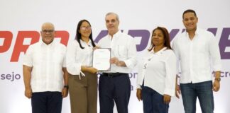 Abinader entrega RD$85 MM a 400 microempresarios en SJM